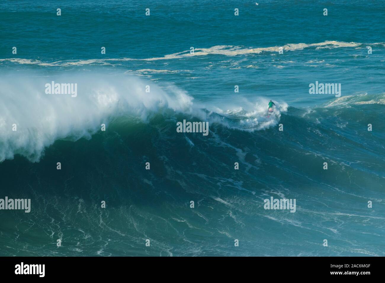 Enorme XXL 20-30 metri (70-100 piedi) onde Praia do Norte Nazare Portogallo Foto Stock