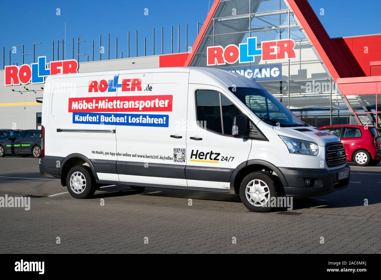 Hertz 24/7 noleggio rullo van presso lo store. Rullo è un tedesco discount arredamento basato a Gelsenkirchen. Foto Stock