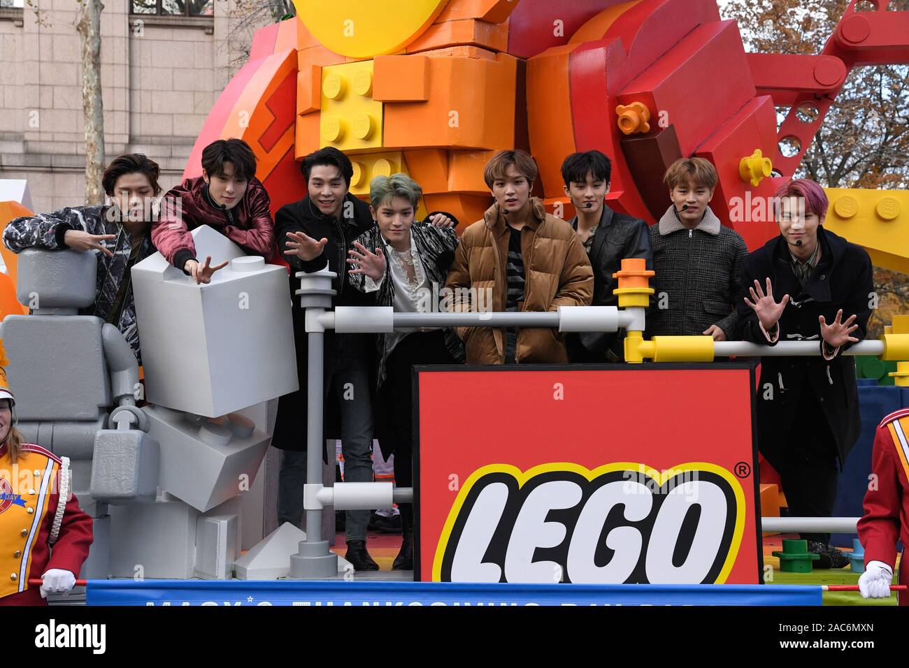 K-Pop NCT 127 gruppo cavalcare un galleggiante mattone Changer da LEGO durante il 93annuale di Macy's Thanksgiving Day Parade di New York City. Foto Stock