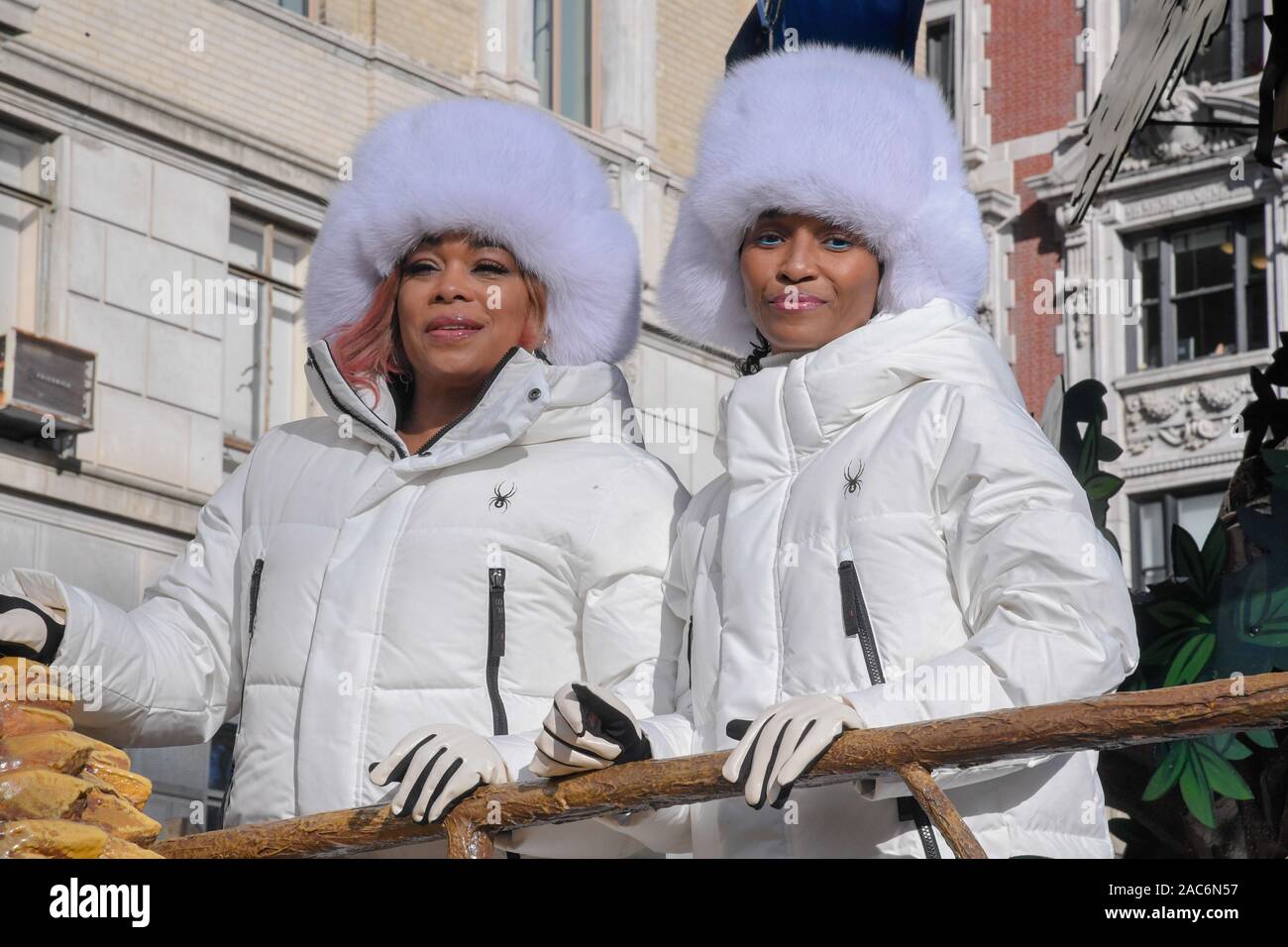 Tionne T-Boz Watkins e peperoncino Rozonda Thomas di TLC cavalcare un galleggiante schizzi safari avventura durante il 93annuale di Macy's Thanksgiving Day Parade di New York City. Foto Stock