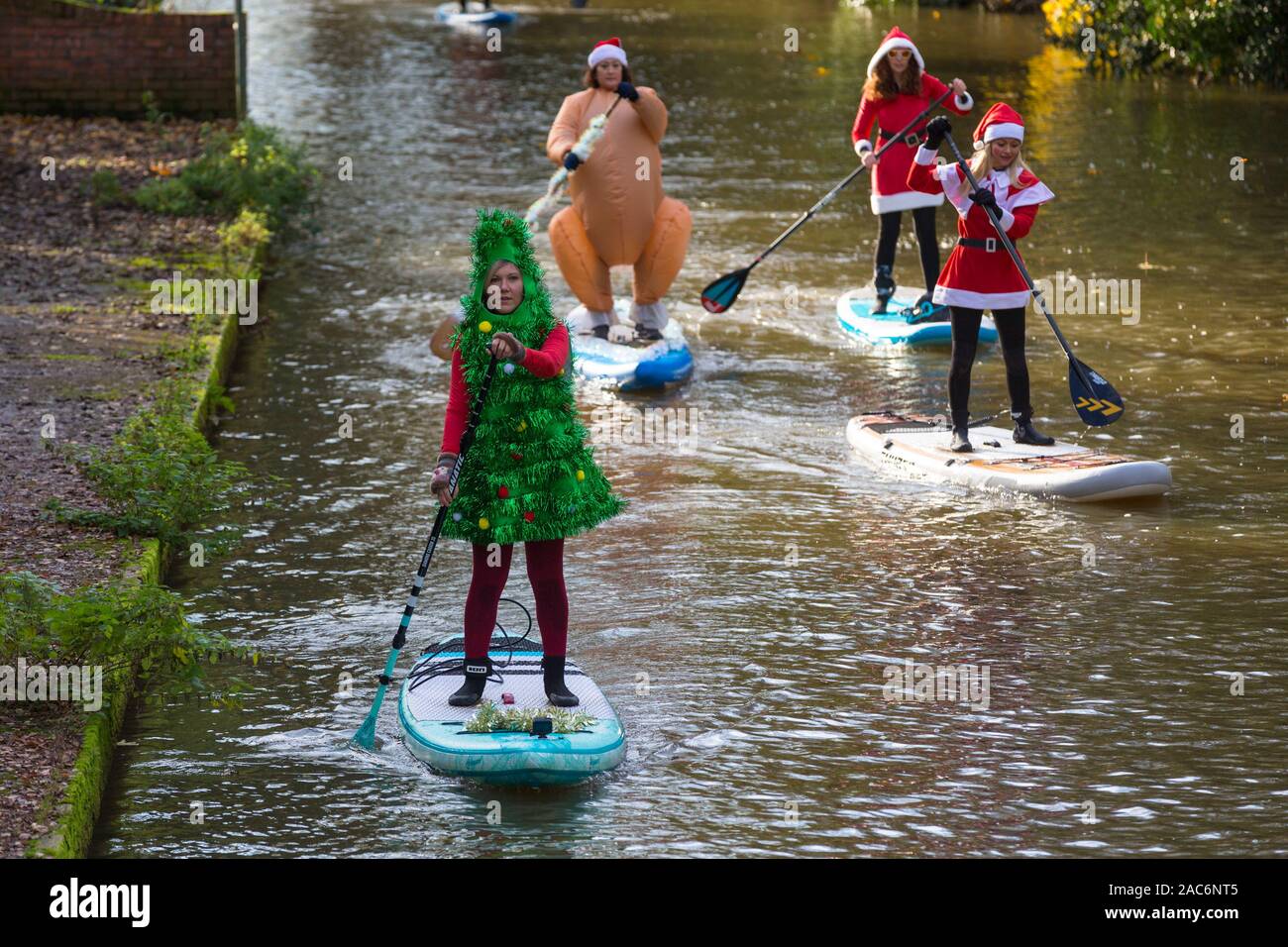 Tonbridge, Kent, Regno Unito. 1 dicembre, 2019. Ora nel suo nono anno di alzarsi in piedi per il cancro santa paddleboard run è un evento di beneficenza iniziato da Jay Manning, un professionista paddleboarder, chi ha organizzato eventi simili in tutto il paese per gli ultimi nove anni. Questa volta la manifestazione si terrà sul fiume Medway in Tonbridge in Kent con un 12.00 avvio, i membri del pubblico sono invitati a guardare e a donare a questo evento. ©Paolo Lawrenson 2019, Photo credit: Paolo Lawrenson/Alamy Live News Foto Stock