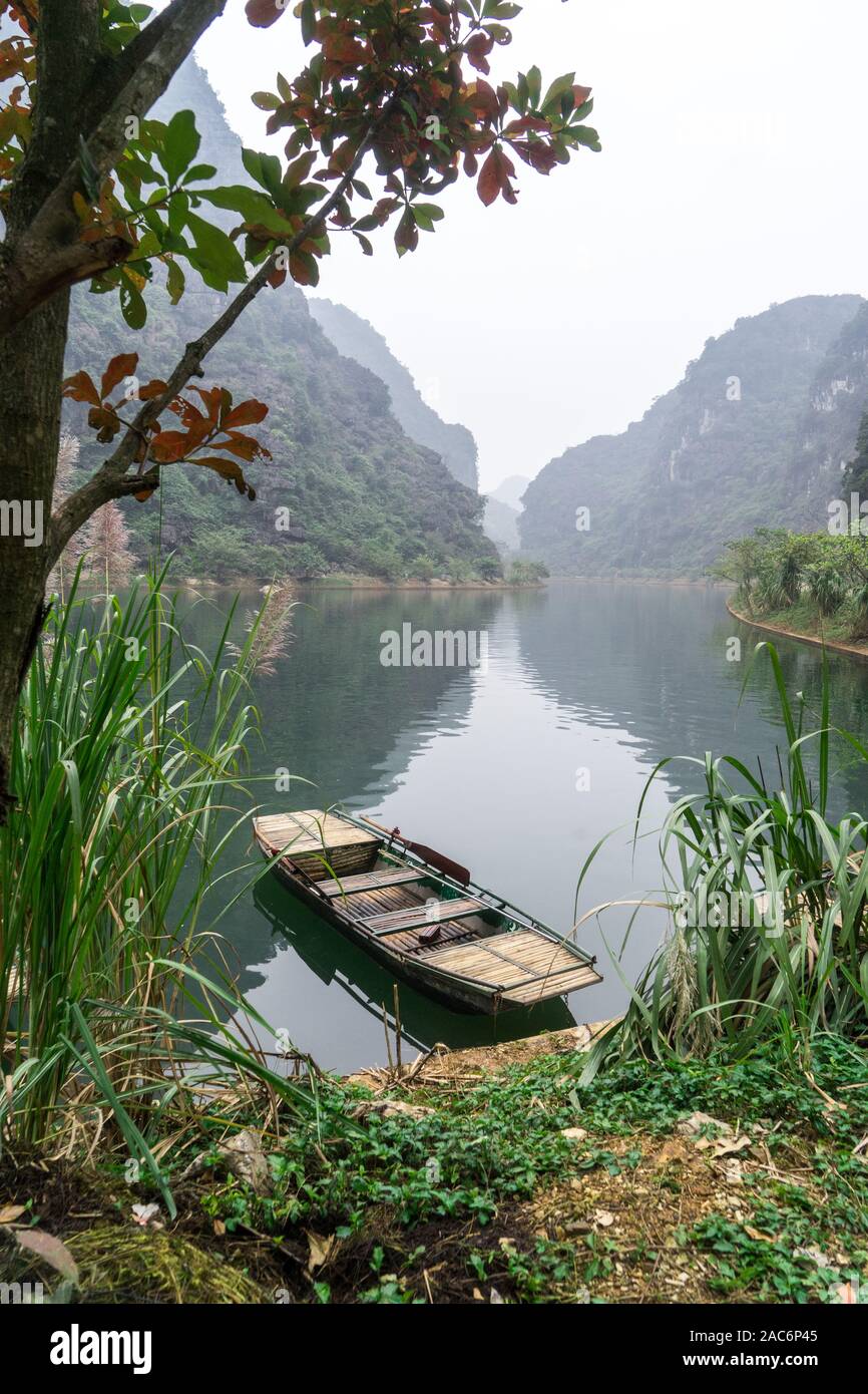 Bella vista sul tuyệt tình cốc, Ninh Binh, Vietnam Foto Stock