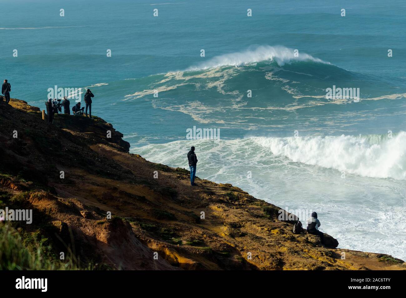 Enorme XXL 20-30 metri (70-100 piedi) onde Praia do Norte Nazare Portogallo Foto Stock