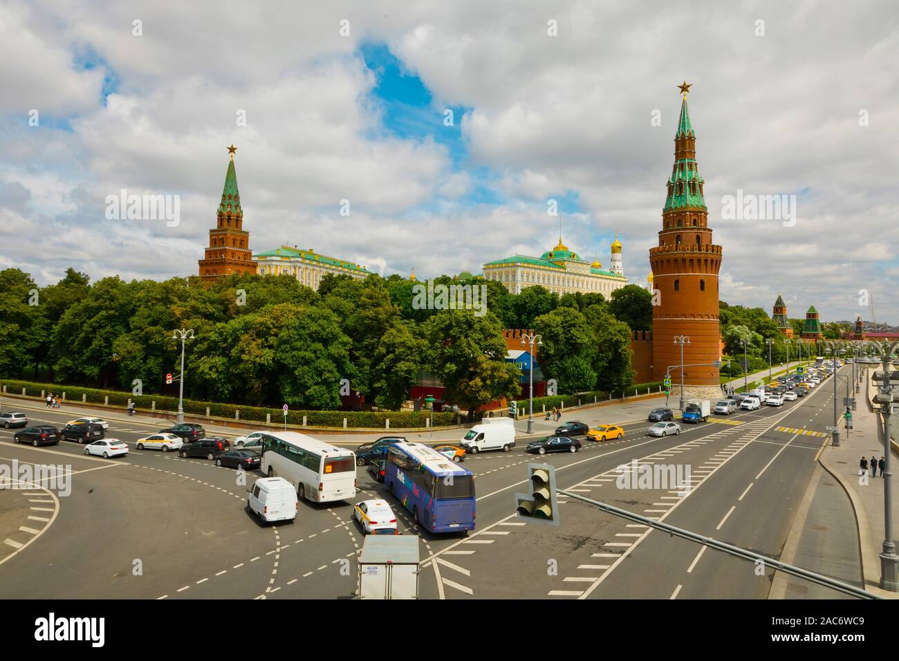 Mosca, Russia - 10 Luglio 2019: il traffico automobilistico su Kremlevskaya Naberezhnaya street accanto alla torre Vodovzvodnaya del Cremlino e il fiume Mosca Foto Stock