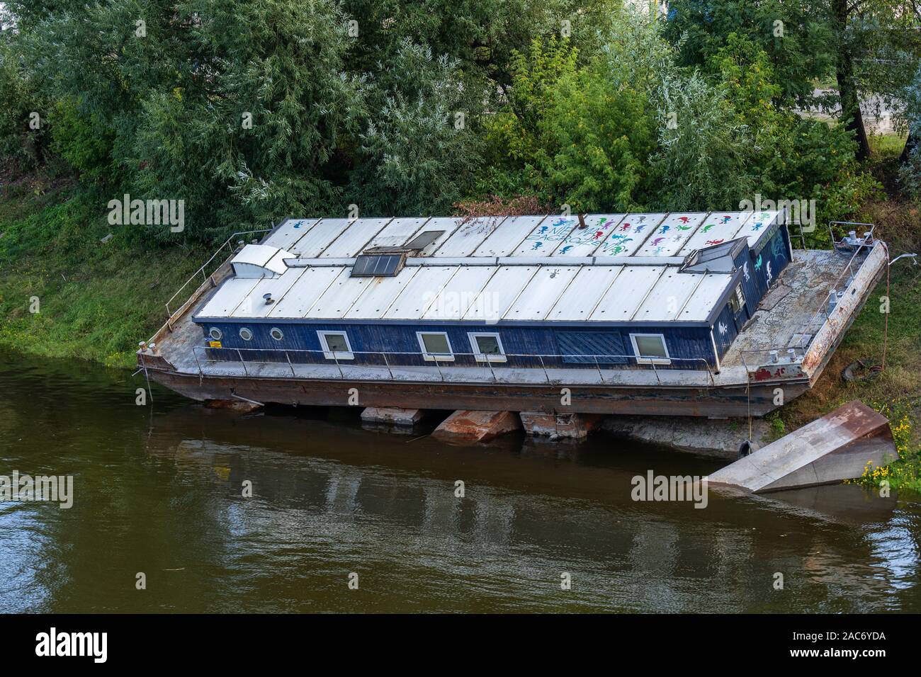 Un vecchio sbilenco barcone sul fiume Vistola bank a Varsavia, Polonia Foto Stock