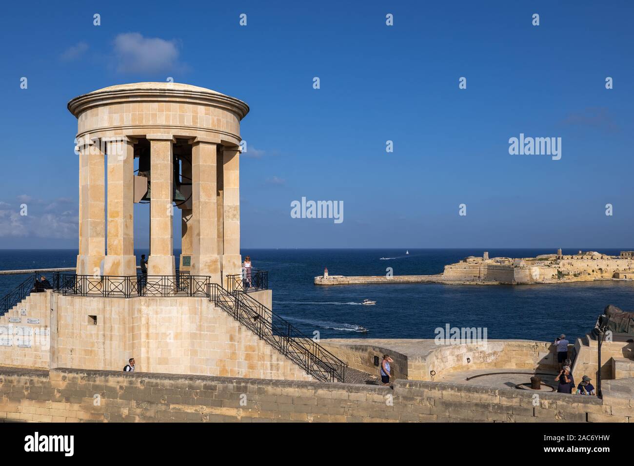 Assedio Bell Memoriale di guerra a Malta, monumento a coloro che sono morti durante l'Assedio di Malta durante la Seconda Guerra Mondiale Foto Stock