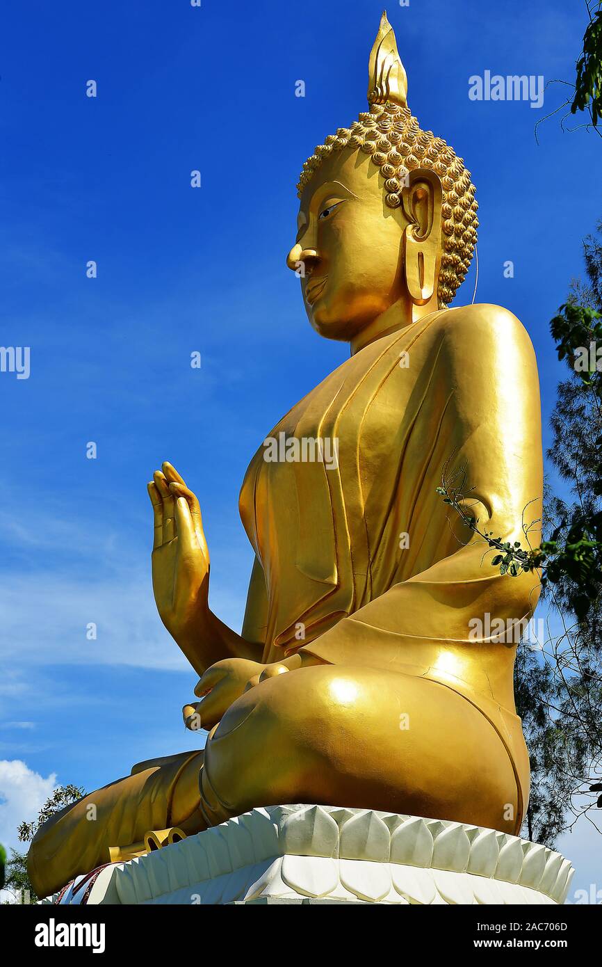 Goldener Buddha am Tempel Wat Prathat Doi Kham Foto Stock