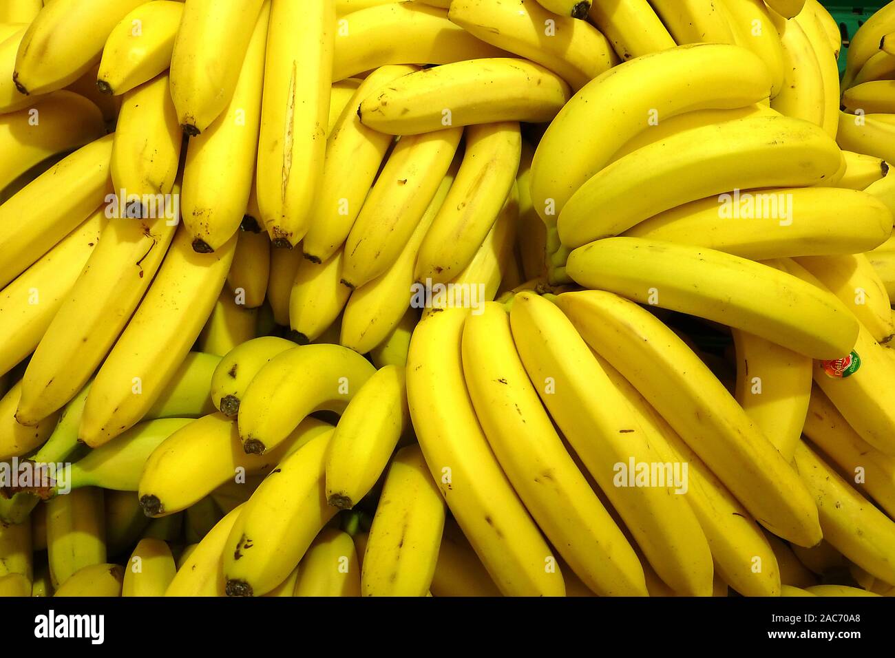Bananen im Supermarkt Foto Stock
