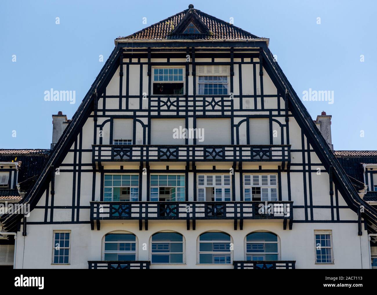 Petropolis, Brasile - 10 Settembre 2019: Dettaglio dello storico hotel Quitandinha in Petropolis, Rio de Janeiro, Brasile, in una giornata di sole con nessun cloudes Foto Stock