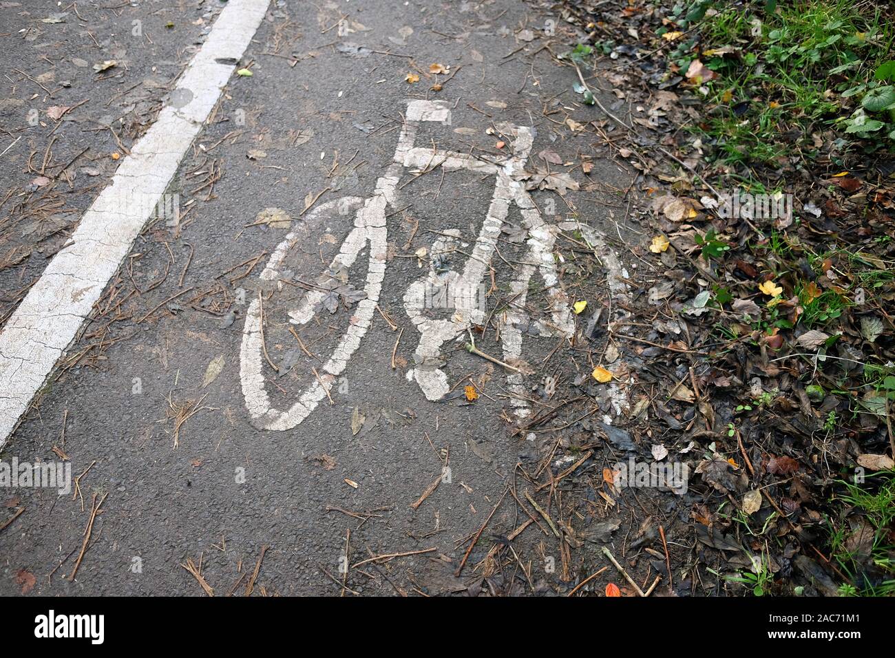 Dicembre 2019 - poco utilizzato il sentiero e condiviso il percorso ciclabile nel Somerset village di Cheddar. Foto Stock