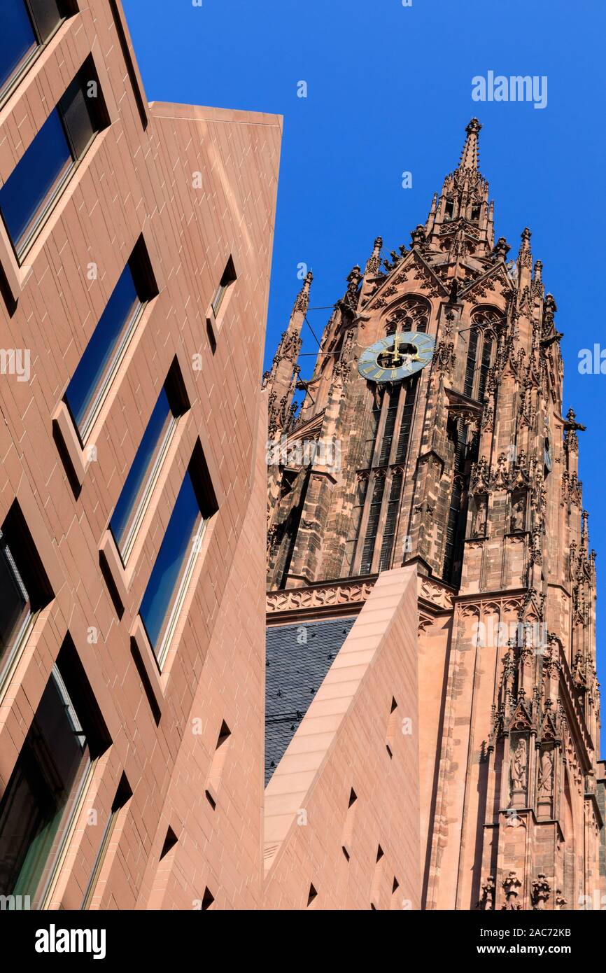 Kaiserdom San Bartolomeo, Cattedrale imperiale di San Bartolomeo, la cupola della chiesa di torre, basso angolo di cielo blu, Frankfurt am Main, Germania Foto Stock