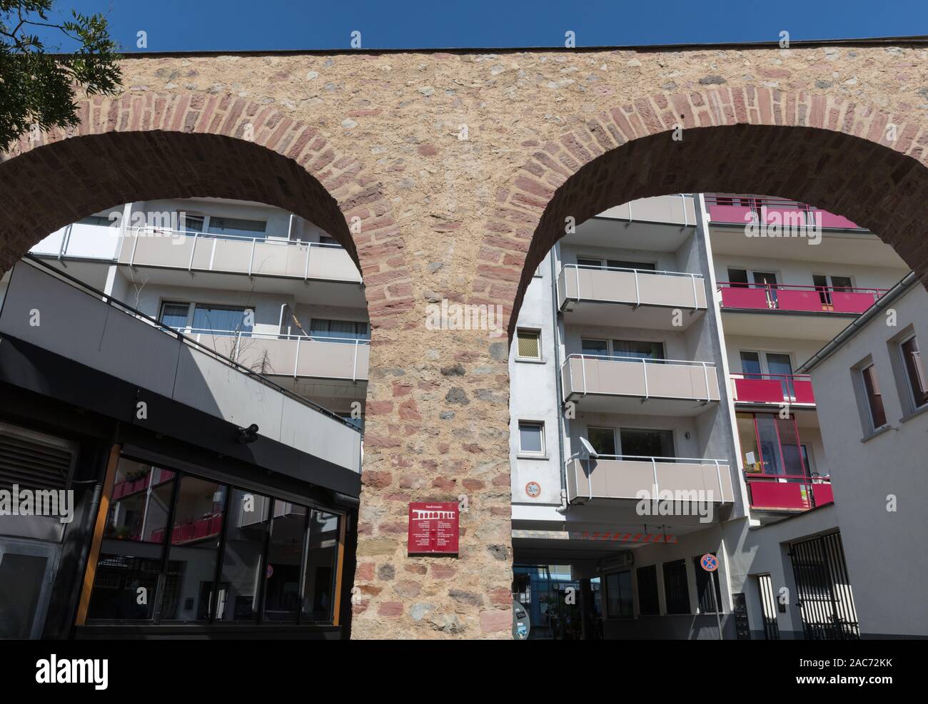 Parti del vecchio Staufermauer mura antiche della città di Francoforte am Main, Hesse, Germania Foto Stock