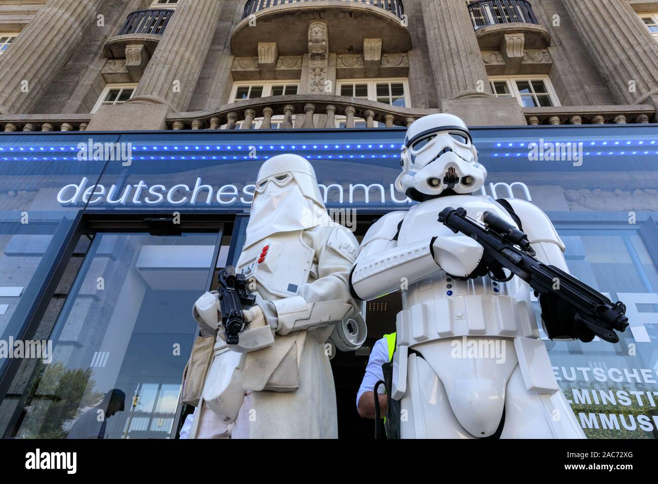 Storm Trooper film Star Wars caratteri pongono al di fuori Deutusches Film Museum di Francoforte sul Meno, Germania Foto Stock