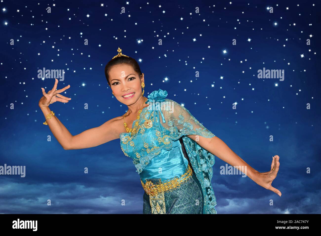 Thailaenderin -38 Jahre nel folklore Kleidung, demonstriert typischen Thai-Tanz Foto Stock