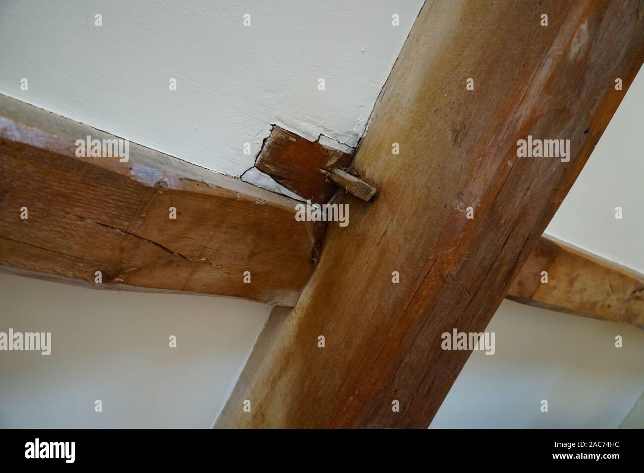 Ancorato giunto sul tetto di un tradizionale tetto in legno struttura Foto Stock