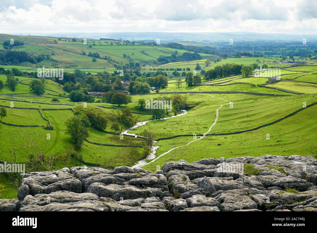 Vista dalla pavimentazione di pietra calcarea in cima Malham Cove, North Yorkshire, Inghilterra, Regno Unito Foto Stock