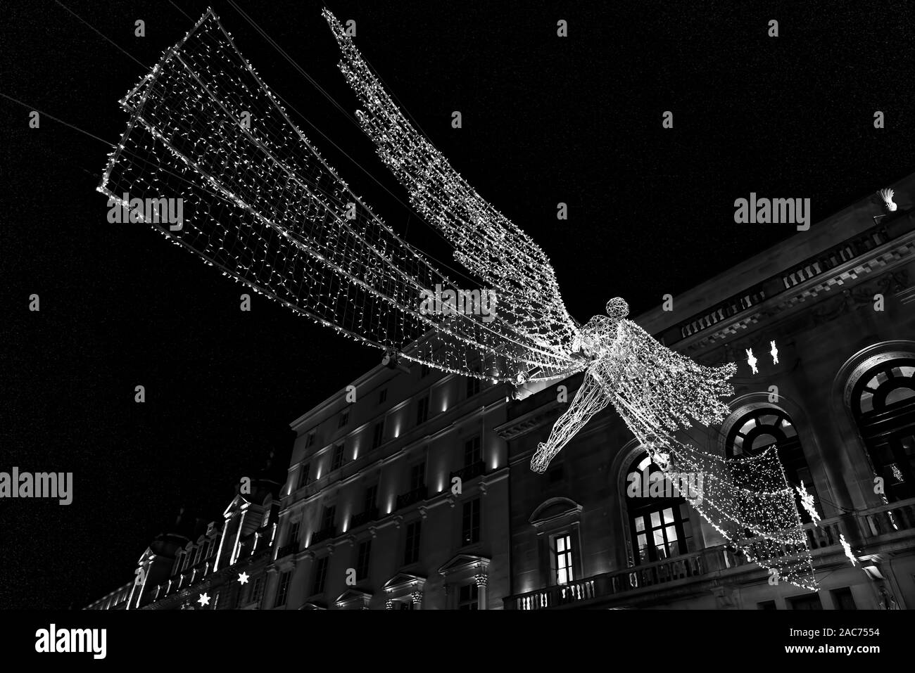 Le luci di Natale 2109 a Londra. Lo spirito di luci di Natale 2019, Angelo sospeso su St James Street tra gli edifici. Foto Stock