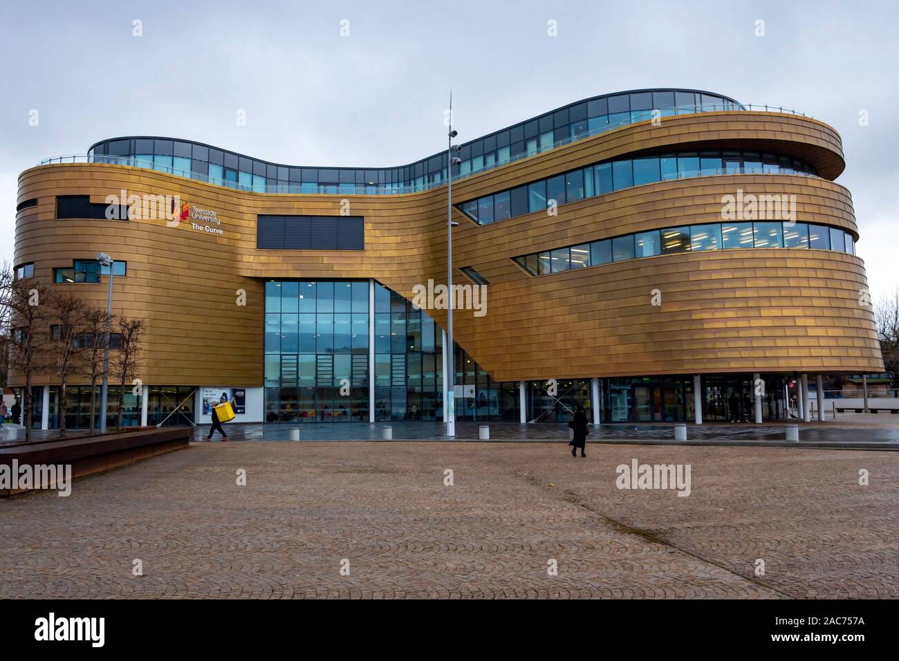 La curva di una modernissima struttura di apprendimento a Teeside Università aperta nei primi mesi del 2016 Foto Stock