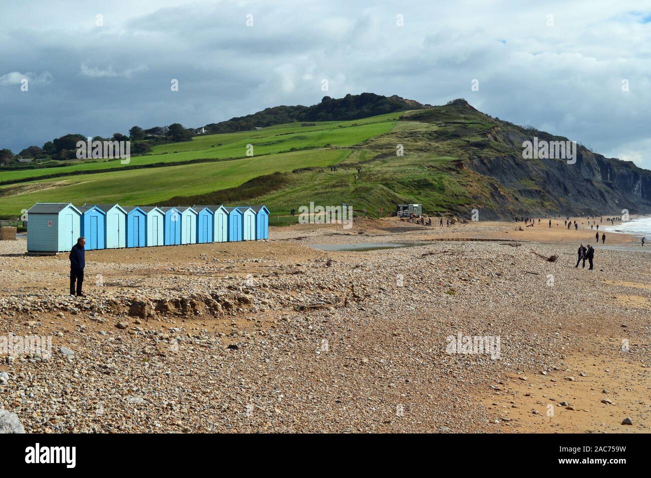 Ombrelloni sulla spiaggia Charmouth, East Beach, Charmouth, Dorset, Regno Unito Foto Stock