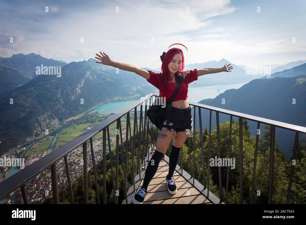 Una ragazza coreana in posa per una foto su Harder Kulm osservazione desk, Interlaken, Svizzera Foto Stock