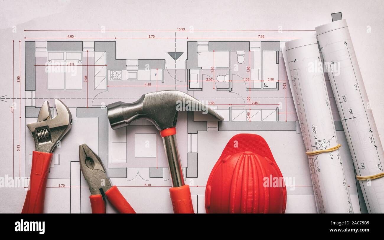 Costruzione, architetto ingegnere ufficio concetto. Gli strumenti a mano e rosso hardhat sul progetto di casa blueprint sfondo vista superiore. Foto Stock