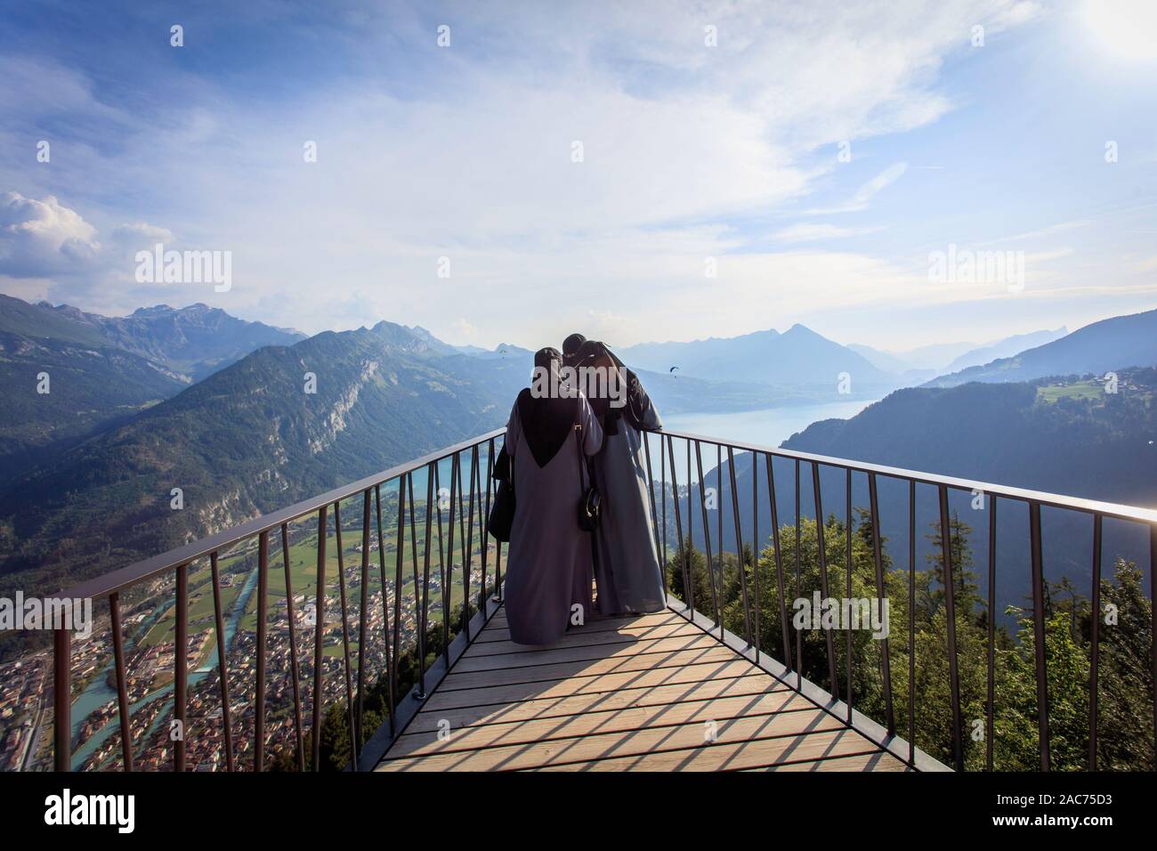 Tre donne musulmane in piedi sulla difficile Kulm osservazione desk, Interlaken, Svizzera Foto Stock