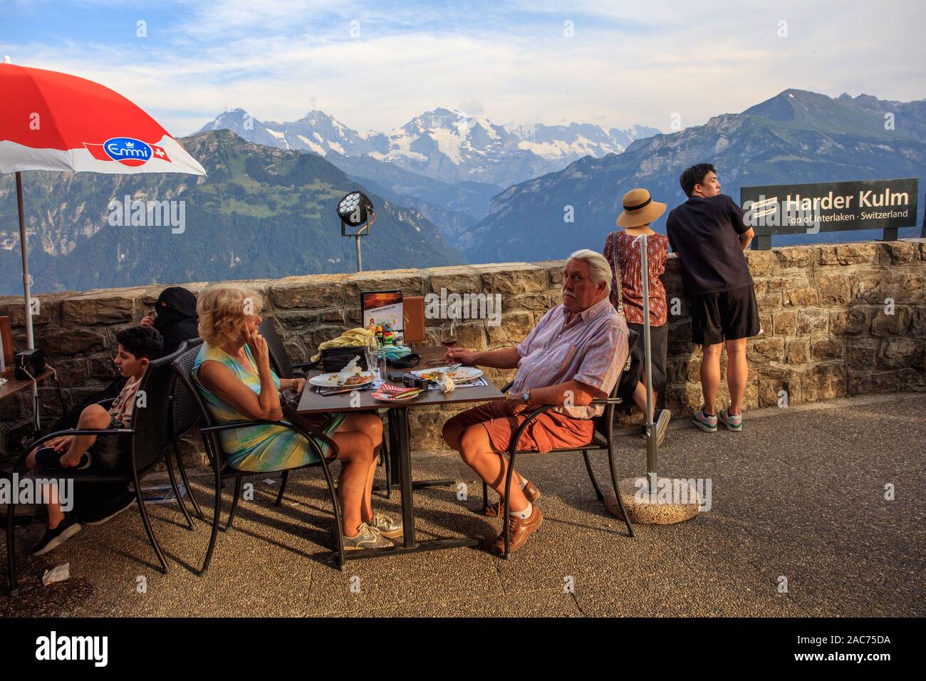 Una coppia cena al ristorante Harder Kulm, Interlaken, Svizzera Foto Stock