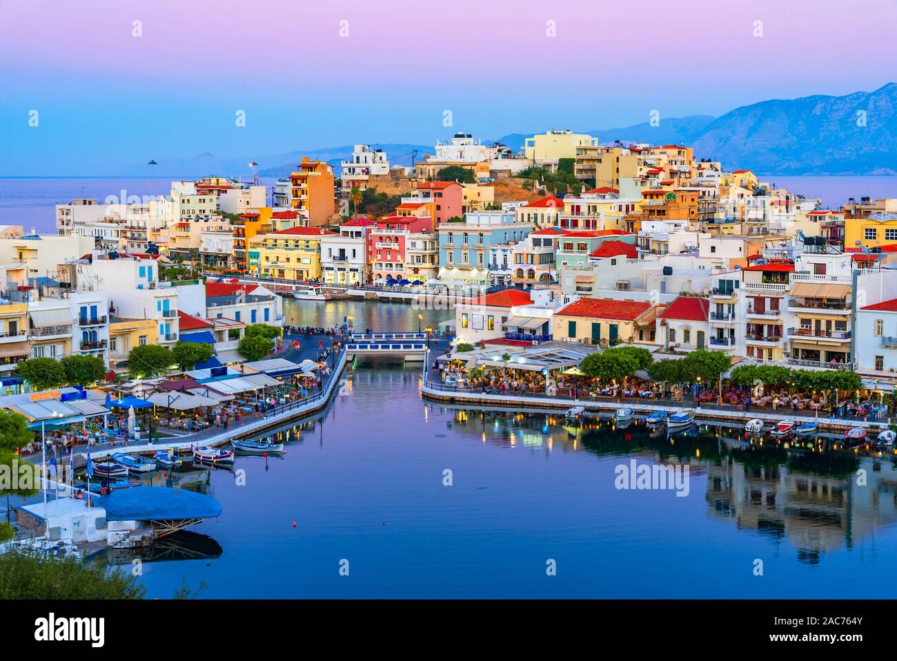 Agios Nikolaos, Creta, Grecia: vista al tramonto di Agios Nikolaos sopra il lago di Voulismeni, una pittoresca città della parte orientale dell'isola di Creta, né Foto Stock