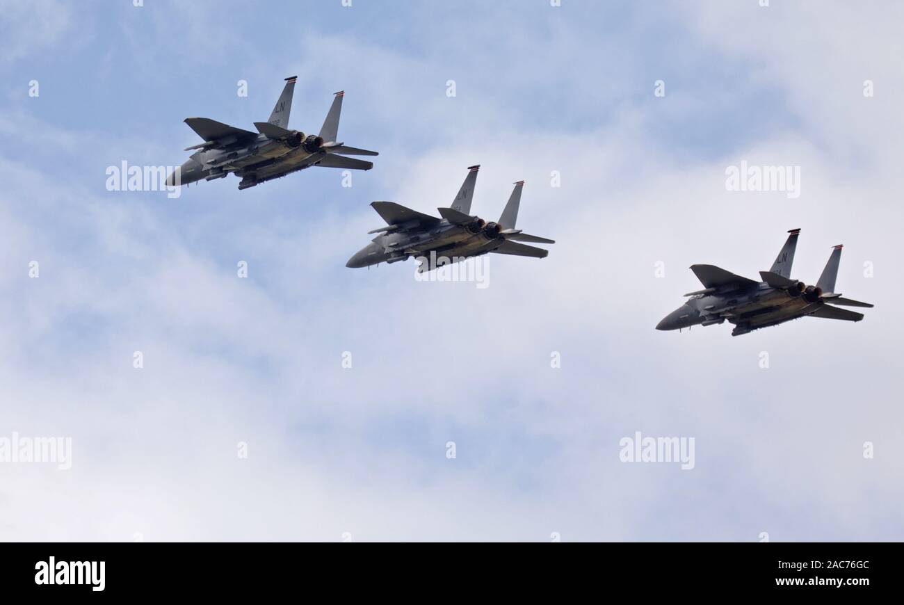 3 McDonnell Douglas F-15 jet fighter effettuando una speciale flypast celebra il settantesimo anniversario della NATO presso il Royal International Air Tattoo 2019 Foto Stock