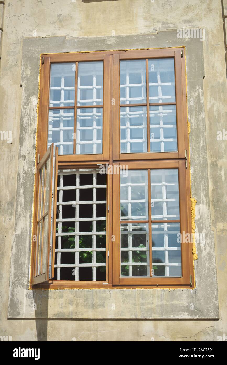 Legno moderno telai di finestra in una vecchia casa, aprire la finestra, vintage design e tecnologia moderna Foto Stock