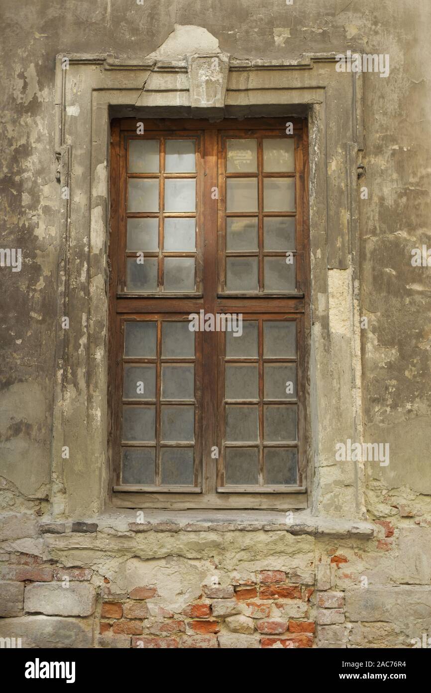 Vecchia finestra di legno in un vecchio non-edificio residenziale, Foto Stock