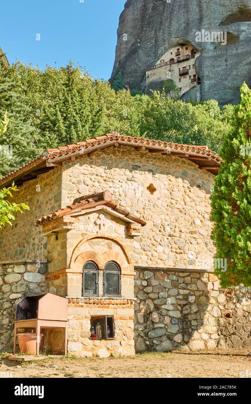 Chiesa Greca e il monastero della rupe in una meteora vicino a Kastraki Village, Grecia Foto Stock
