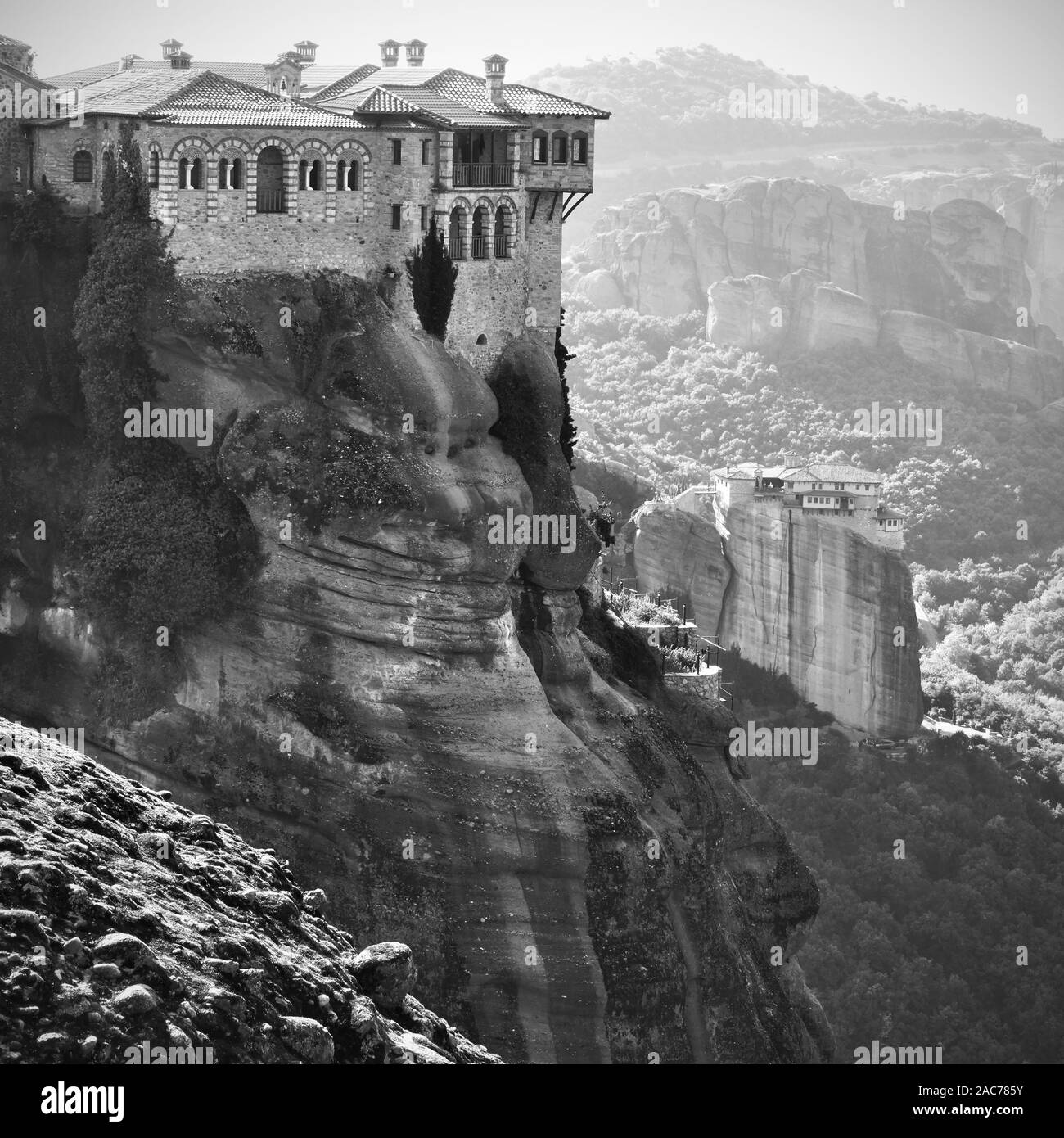 Varlaam Monastero Roussanou e Monastero di Meteora, Grecia - bianco e nero paesaggio Foto Stock