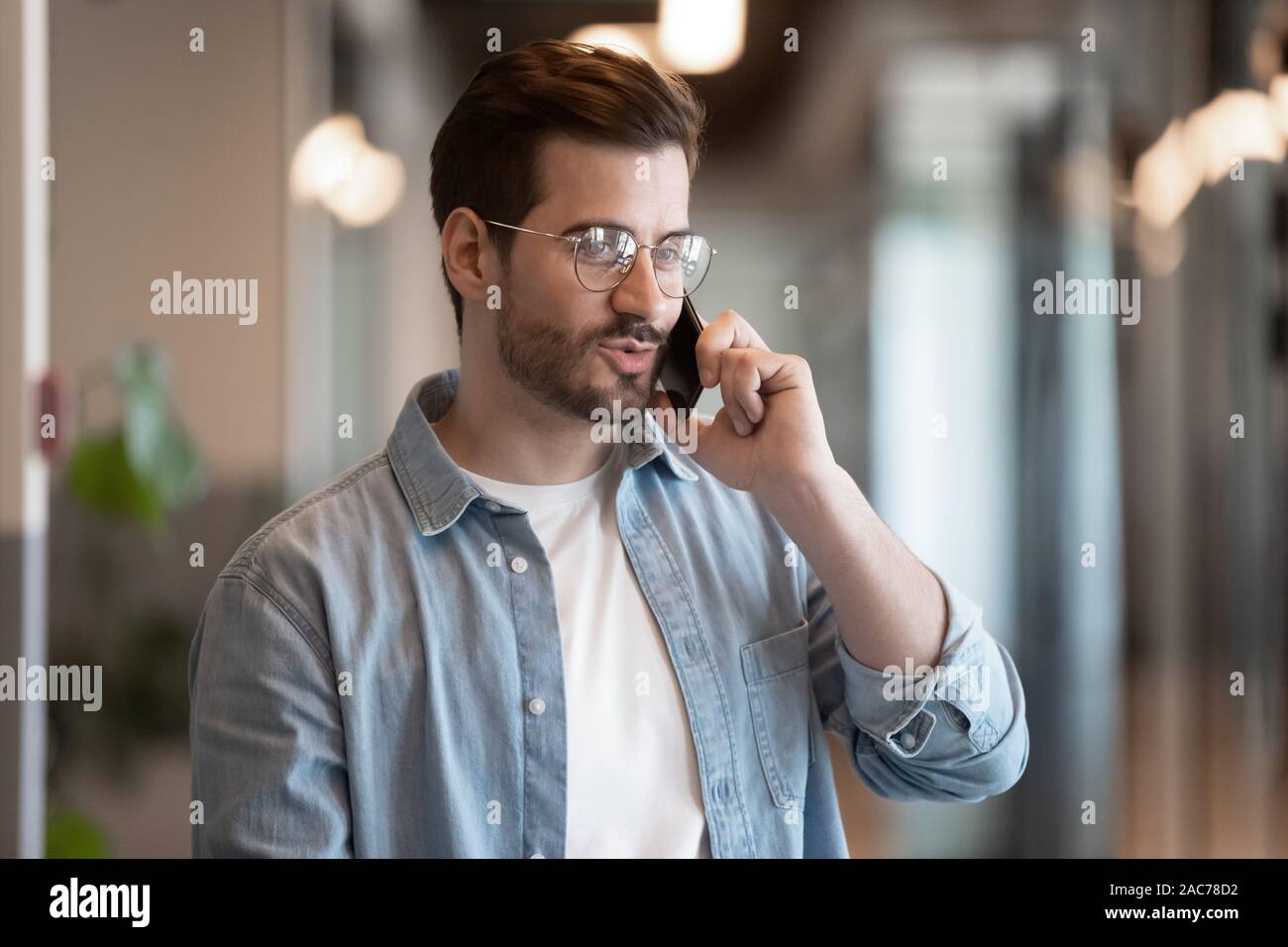 Imprenditore parlando sul contatto telefonico con società lontanamente client Foto Stock
