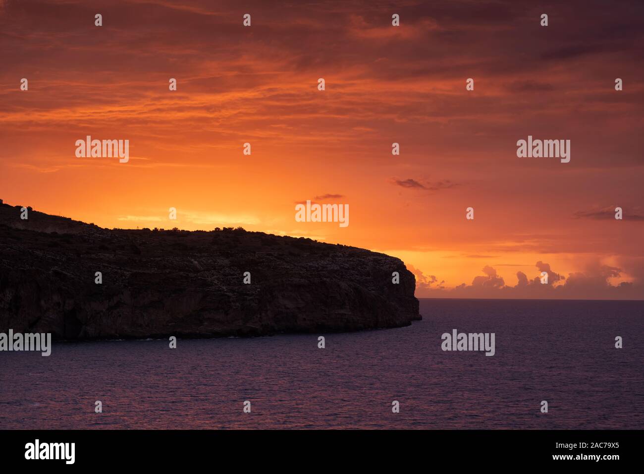 Sea Cliff di sunrise, paesaggistica costa di Malta, nella parte meridionale dell'isola nel mare Mediterraneo. Foto Stock
