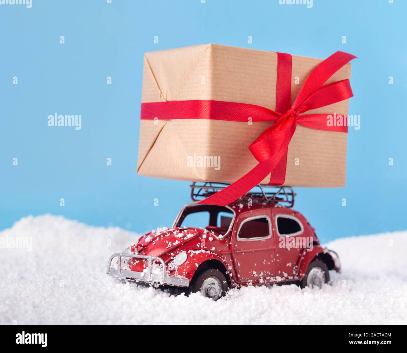 Giocattolo auto d'epoca scarabeo di Volkswagen con il Natale o il nuovo anno presente su blu Foto Stock