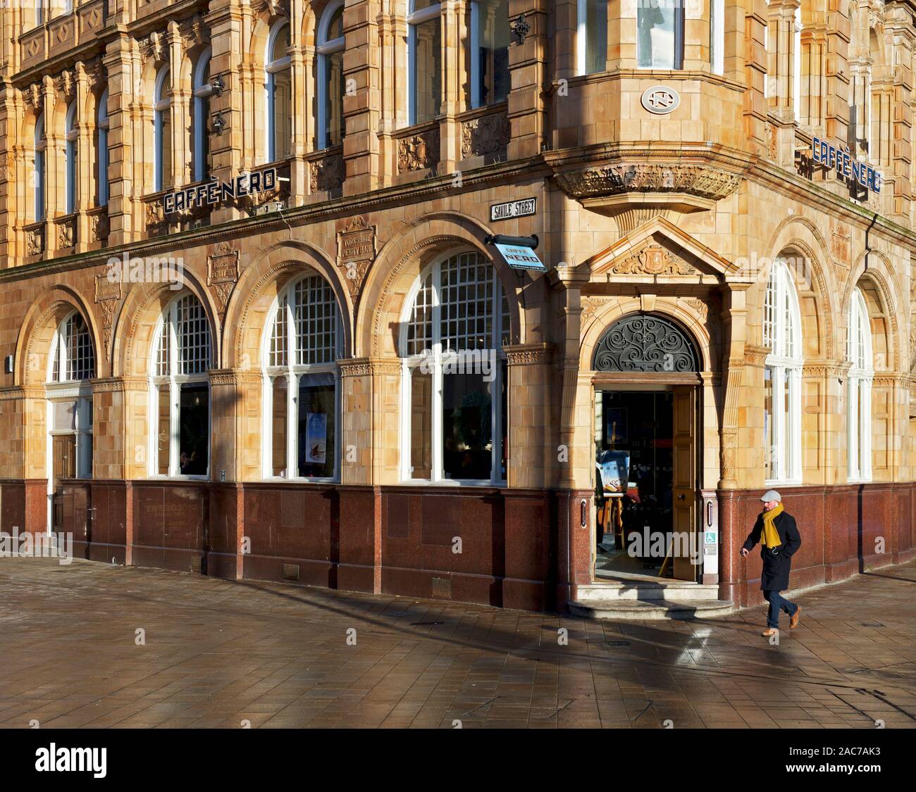 Uomo che cammina davanti a un caffè nero coffee shop, in che cosa ha usato essere Yorkshire Penny Bank, Hull, East Yorkshire, Inghilterra, Regno Unito Foto Stock