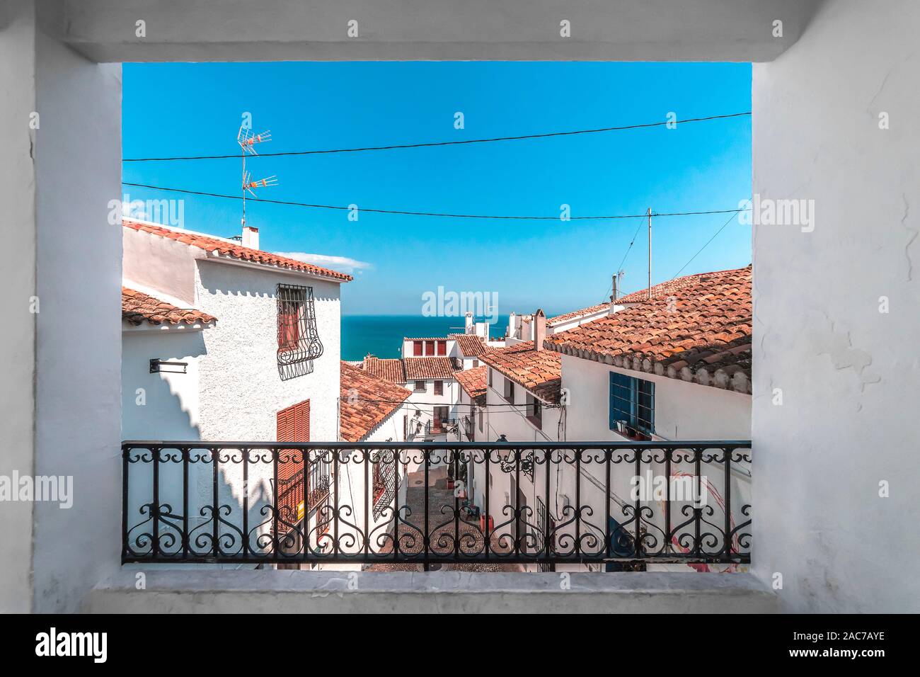 La vista dalla terrazza per le case bianche con tetti di tegole. La cittadina di Altea nel sud-est della Spagna, Apr.2019 Foto Stock
