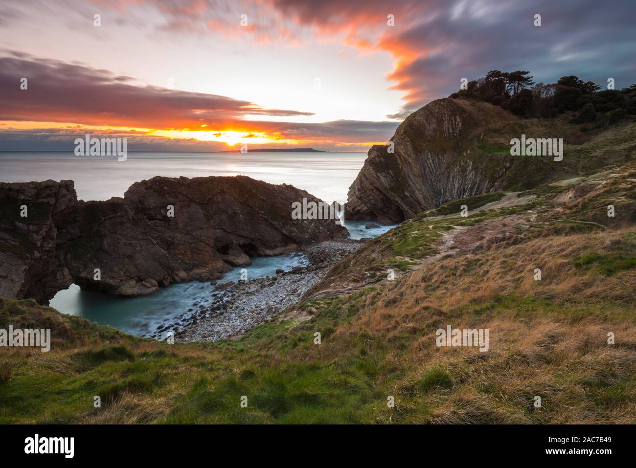 Lulworth, Dorset, Regno Unito. 1 dicembre, 2019. Regno Unito Meteo. Edificio di nuvole nel cielo di tramonto al foro di scale a Lulworth nel Dorset alla fine di una fredda giornata di sole il primo giorno d'inverno. Credito Foto: Graham Hunt/Alamy Live News Foto Stock