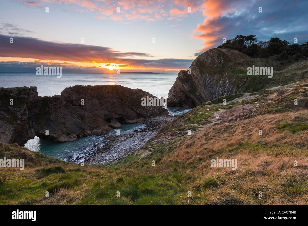 Lulworth, Dorset, Regno Unito. 1 dicembre, 2019. Regno Unito Meteo. Edificio di nuvole nel cielo di tramonto al foro di scale a Lulworth nel Dorset alla fine di una fredda giornata di sole il primo giorno d'inverno. Credito Foto: Graham Hunt/Alamy Live News Foto Stock