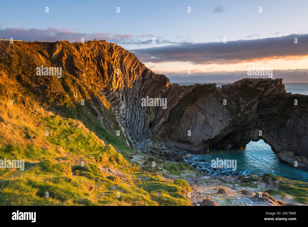 Lulworth, Dorset, Regno Unito. 1 dicembre, 2019. Regno Unito Meteo. Edificio di nuvole nel cielo di tramonto al foro di scale a Lulworth nel Dorset alla fine di una fredda giornata di sole il primo giorno d'inverno. Credito Foto: Graham Hunt/Alamy Live News Foto Stock