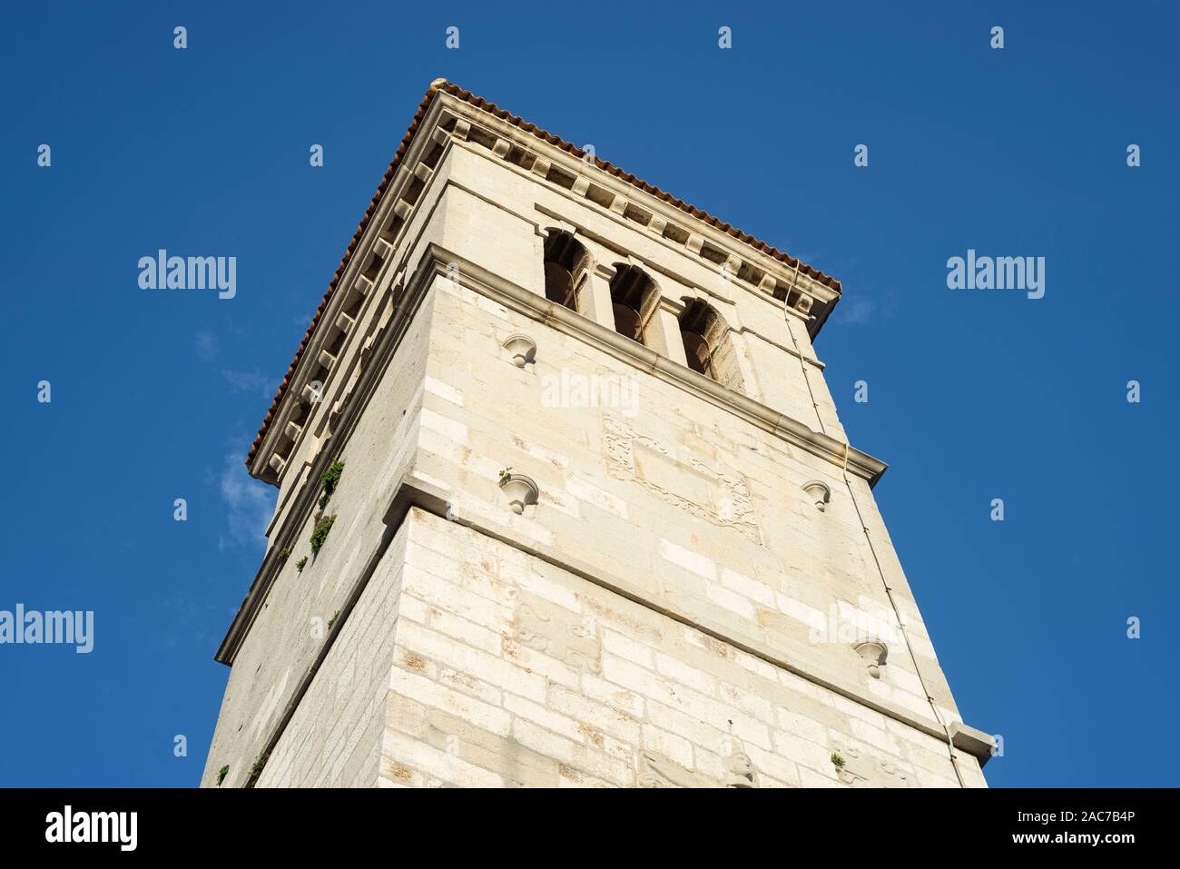 Il campanile della chiesa di Santa Maria della Neve nel centro storico della città di Cherso, Isola di Cherso, baia di Kvarner, Croazia Foto Stock