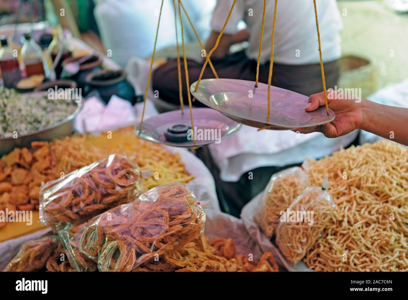 Uomo con equilibrio bilance a Heho Marketplace, MYANMAR Birmania Foto Stock