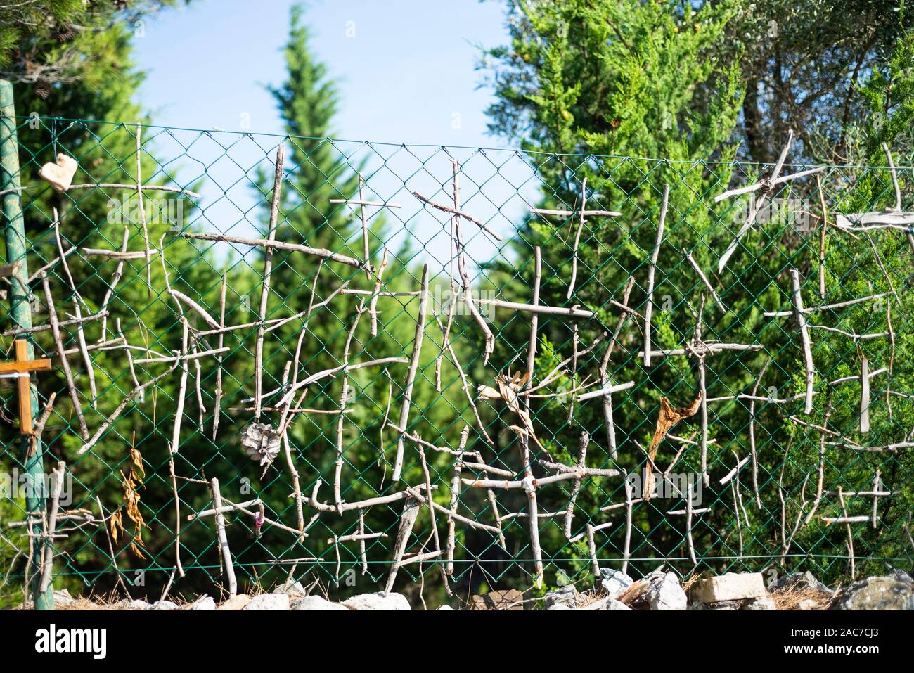 Croci di legno montati su la recinzione della Sv. Salvadur sopra la città di Cres sull'isola di Cherso, baia di Kvarner, Croazia Foto Stock