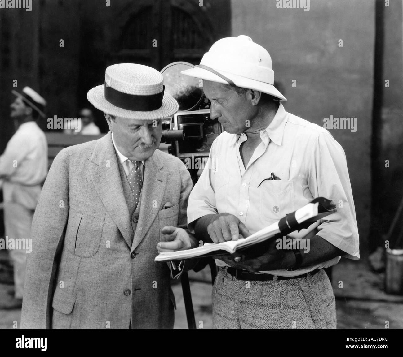 Ex capo degli STATI UNITI Il servizio segreto WILLIAM J. Burns parla al regista FRED NIBLO sul set candida riprese - BEN HUR : UN RACCONTO DEL CRISTO 1925 direttore FRED NIBLO romanzo generale Lew Wallace adattamento June Mathis Silent Movie Metro Goldwyn Mayer Foto Stock
