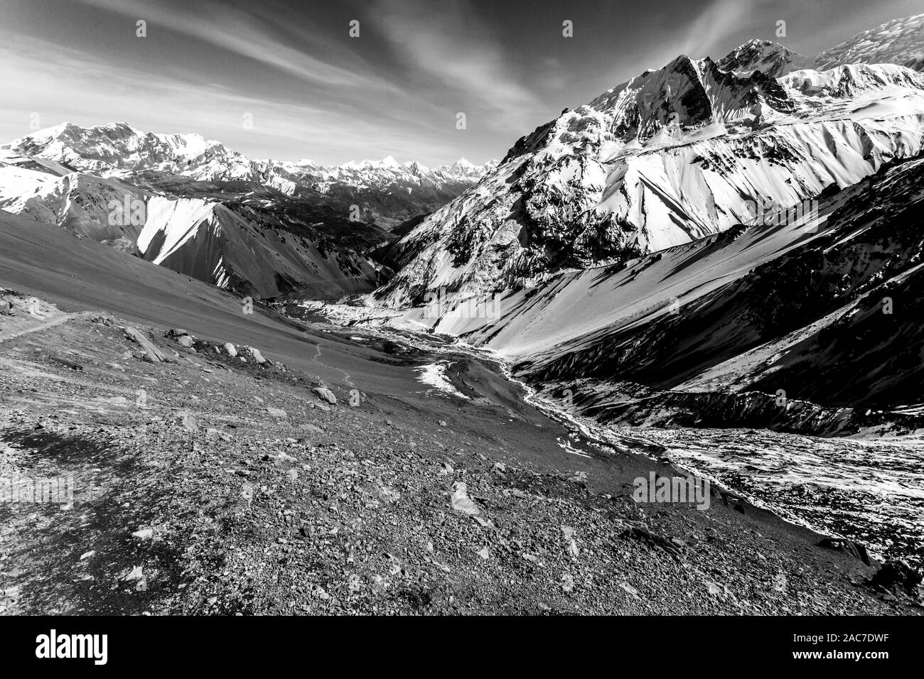 In bianco e nero in Himalaya montagne sulla strada per il lago Tilicho (Tilicho Tal). Annapurna Trek, Himalaya, Nepal. Foto Stock