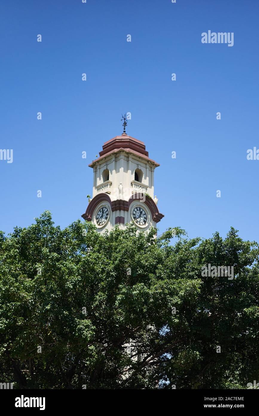 Il clocktower a colombo fort sollevandosi al di sopra gli alberi. Chatham Street, Colombo, Sri Lanka Foto Stock