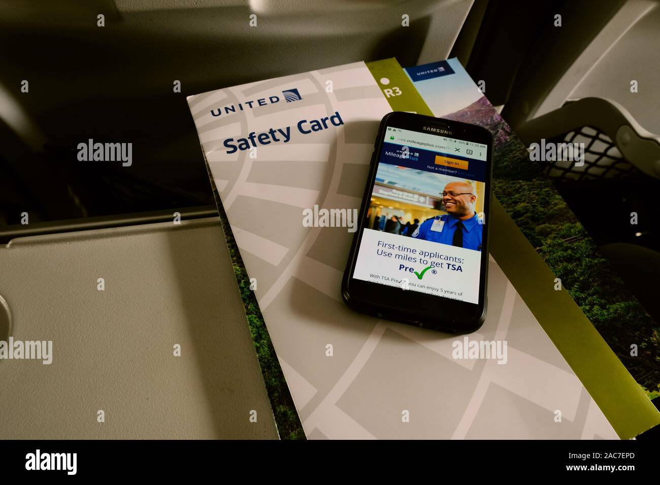 TSA Pre applicazione su United Airlines Sky miglia Frequent Flyer Program applicazione telefono; Regno Scheda di sicurezza su un aereo vassoio tabella. Foto Stock