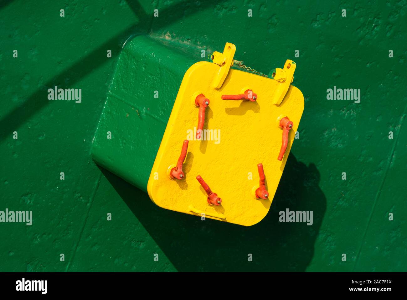 Nave giallo berlina verde sulla prua di una nave traghetto in Croazia Foto Stock