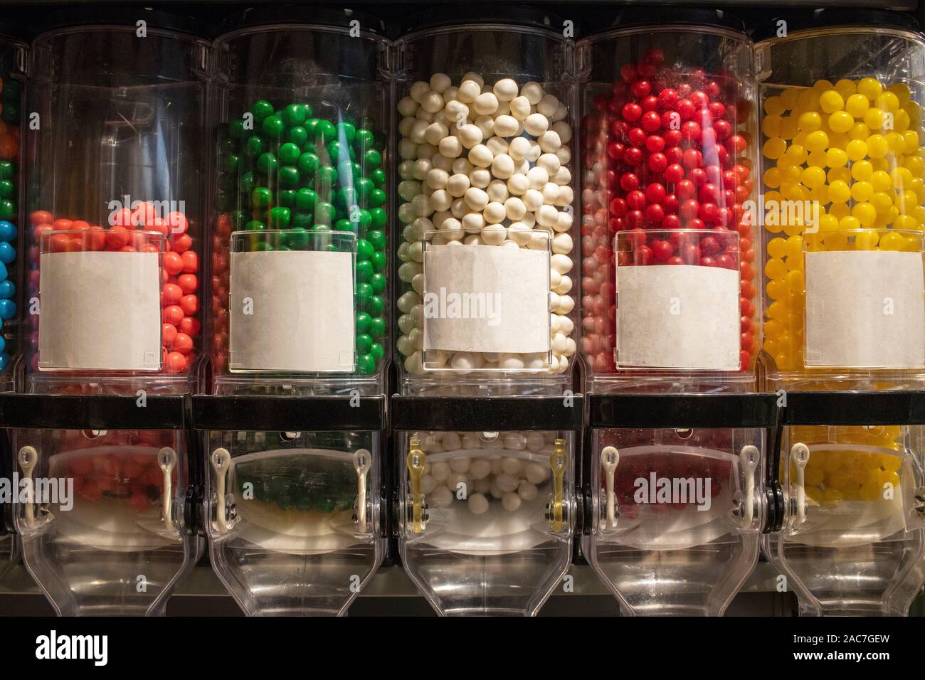 Rinfusa Candy erogatore con caramelle multicolore e le etichette vuote, rifiuti zero shop Foto Stock